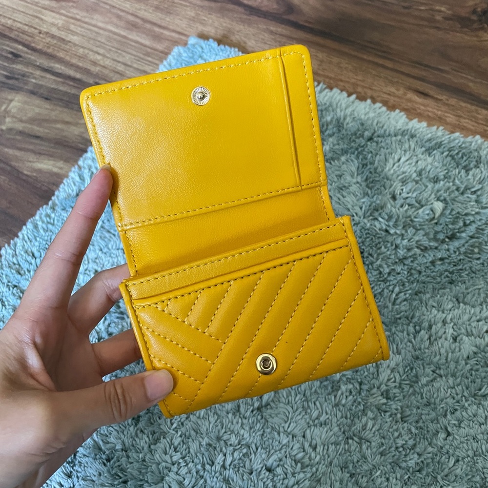 Tory Burch Alexa Foldable Mini Wallet daisy. golden yellow embossed pattern - Picture 2 of 7